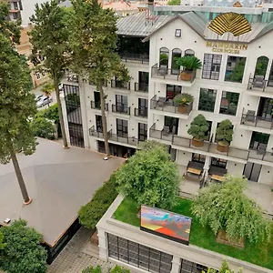 ホテル Mandarin Club House, バトゥーミ